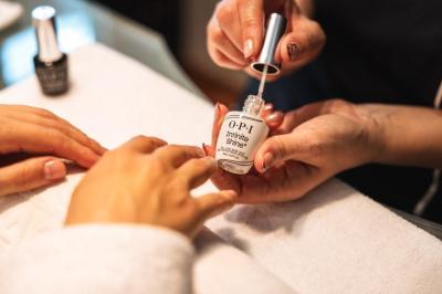 Manicure mit Massage und Lack