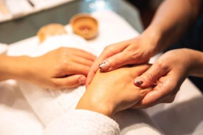 Manicure und Massage ohne Lack